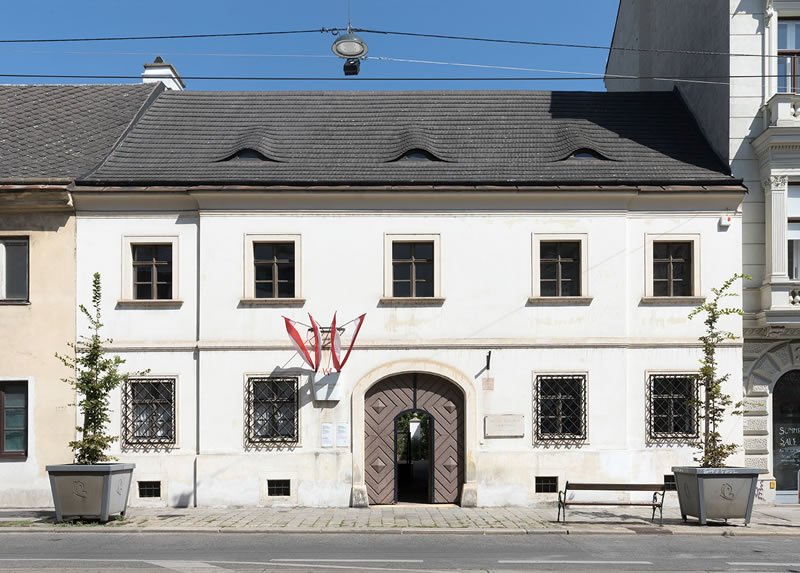 foto muzea z exterieru ulice