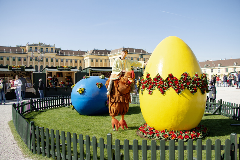 Obrovské velkonocne vajce, vedla neho clovek/sliepka - pred zamkom Schönbrunn