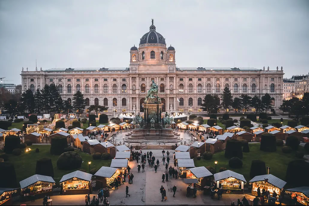 Rakusko - Vieden - Maria Theresien Platz, vianočné nákupné stánky