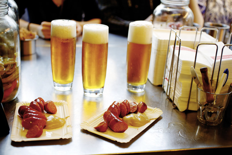 ponuka wurstel stánku: klobasy, pivo