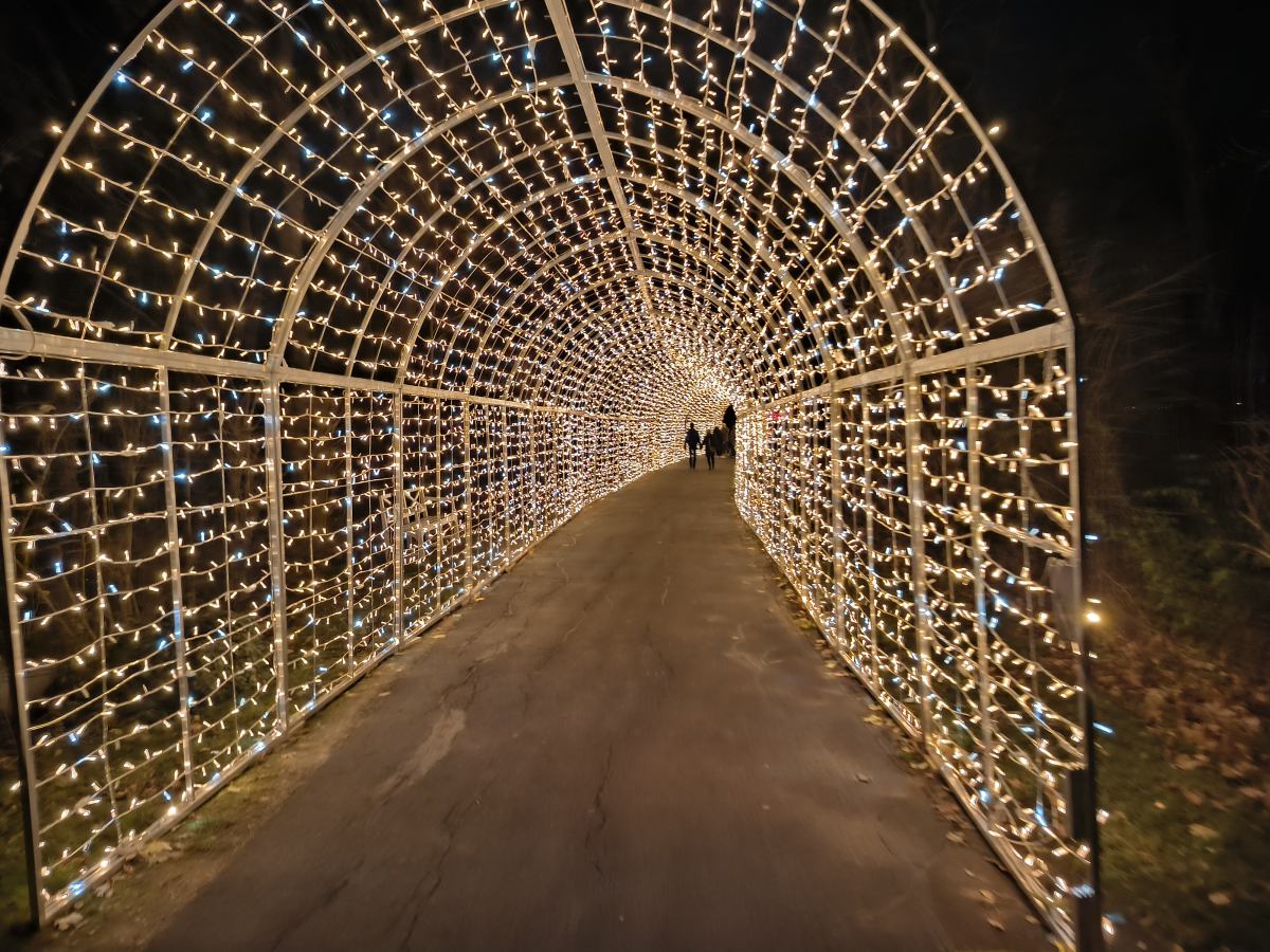 Svetelný tunel v zámockom parku Laxenburg