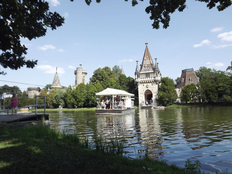 Zámocký park Laxenburg cez deň