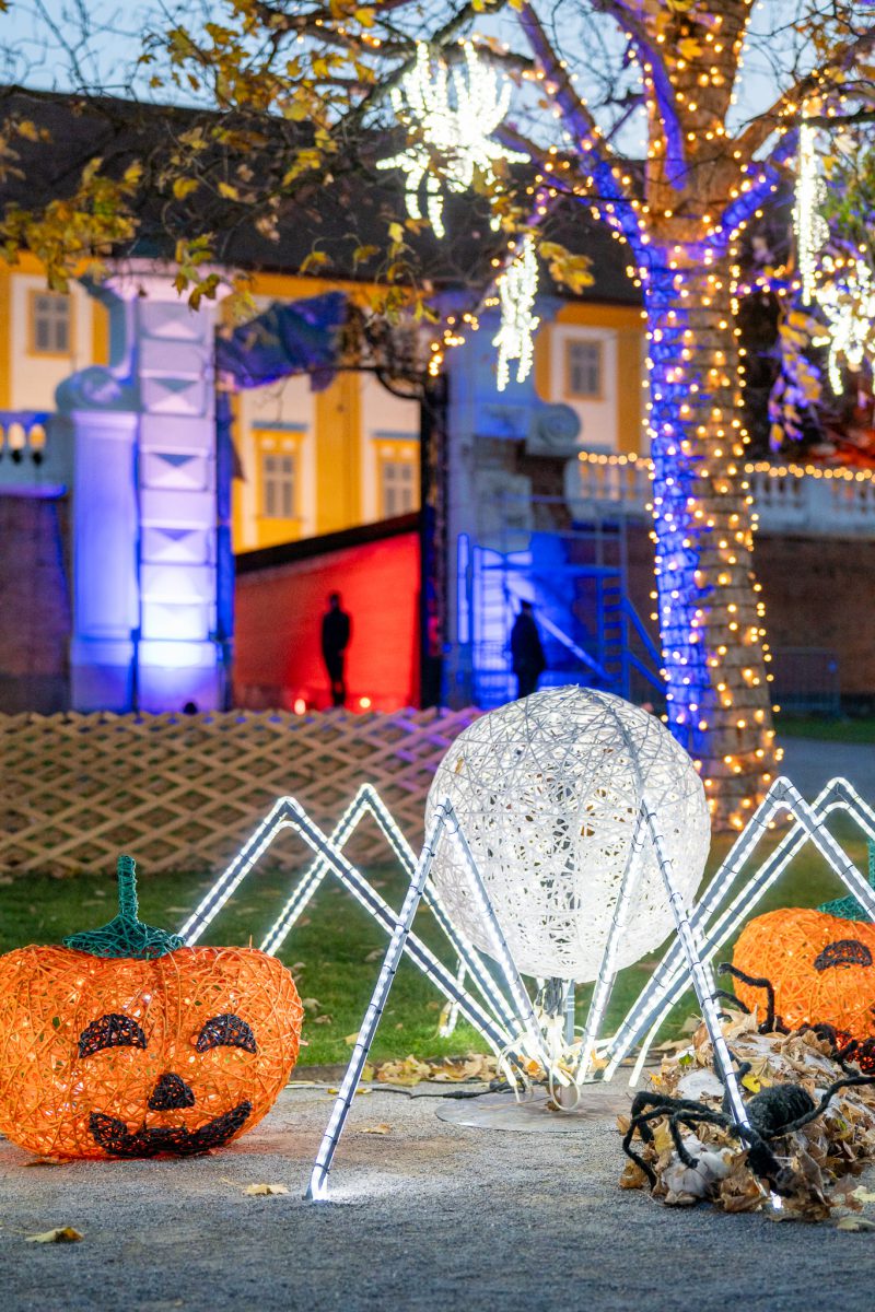 Svietiace tekvice a pavúk pred zámkom Schloss Hof